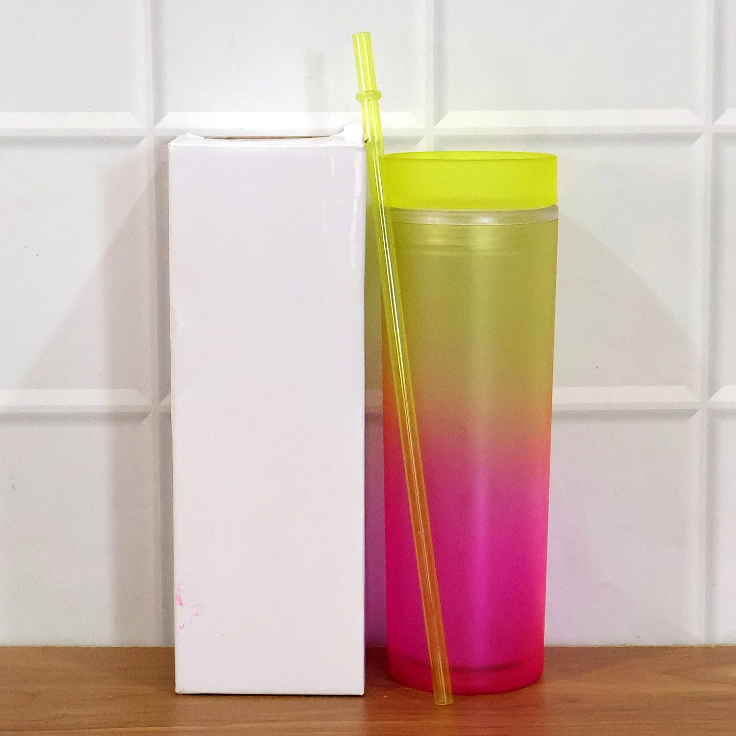drinking-tumbler-with-straw webp