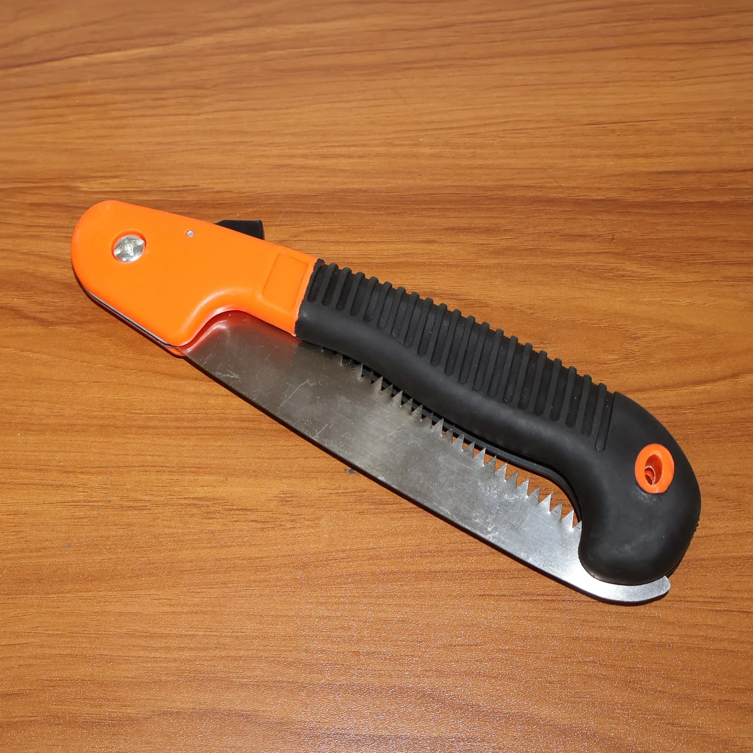 garden-saw-for-tree-branches webp