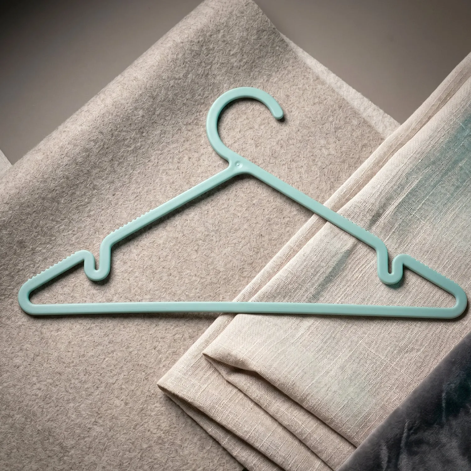 non-slip-plastic-hangers-for-clothes webp