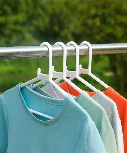 plastic-hangers webp